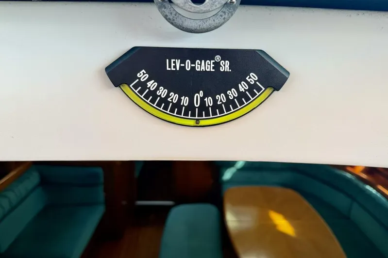Eda Yacht Photos Pics Incline gauge on 2000 Beneteau Oceanis 461 yacht interior, showing level measurement.