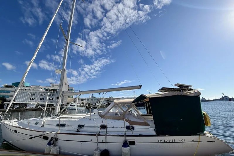Eda Yacht Photos Pics Beneteau Oceanis 461 sailboat docked, 2000 model, under a clear blue sky.