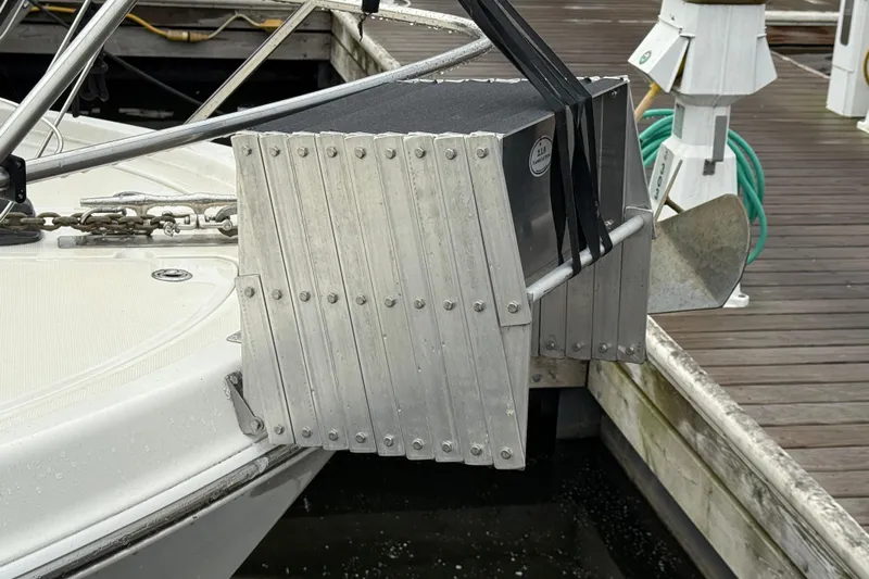 Baby Cake Yacht Photos Pics 2004 Meridian 381 Sedan with dockside metal fender protection.