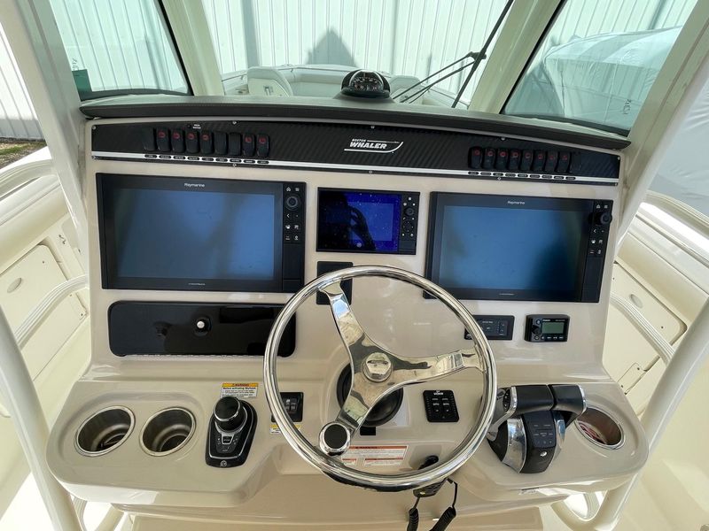 2019 Boston Whaler 350 Outrage