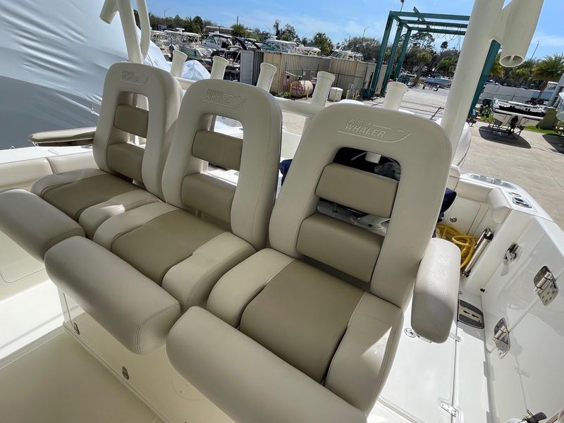 2019 Boston Whaler 350 Outrage