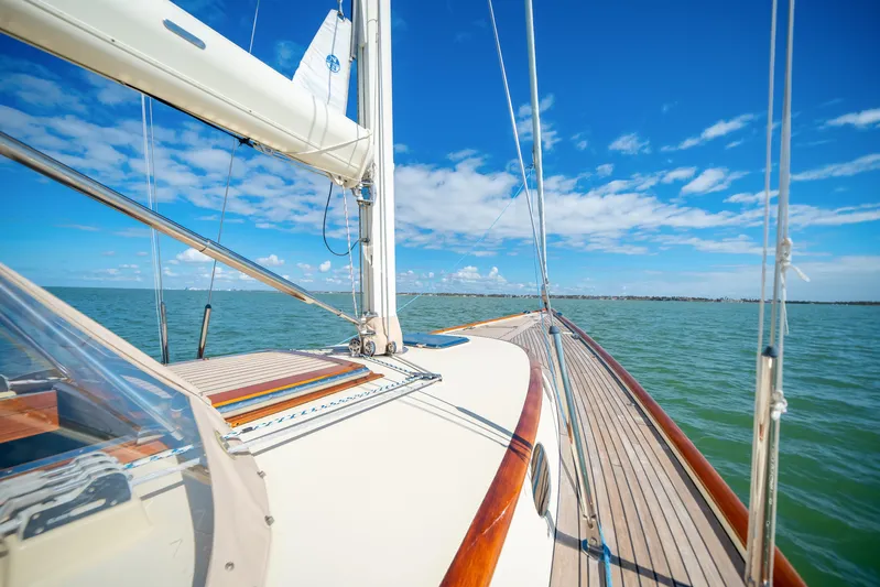 Encore Yacht Photos Pics Starboard Foredeck