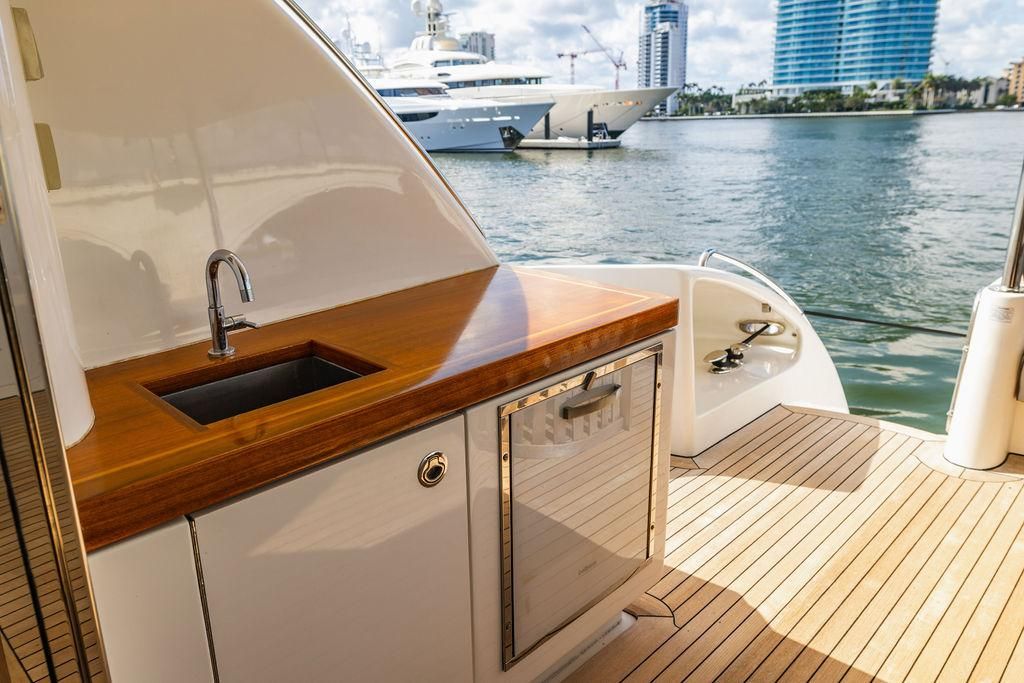 2013 Hatteras 80 