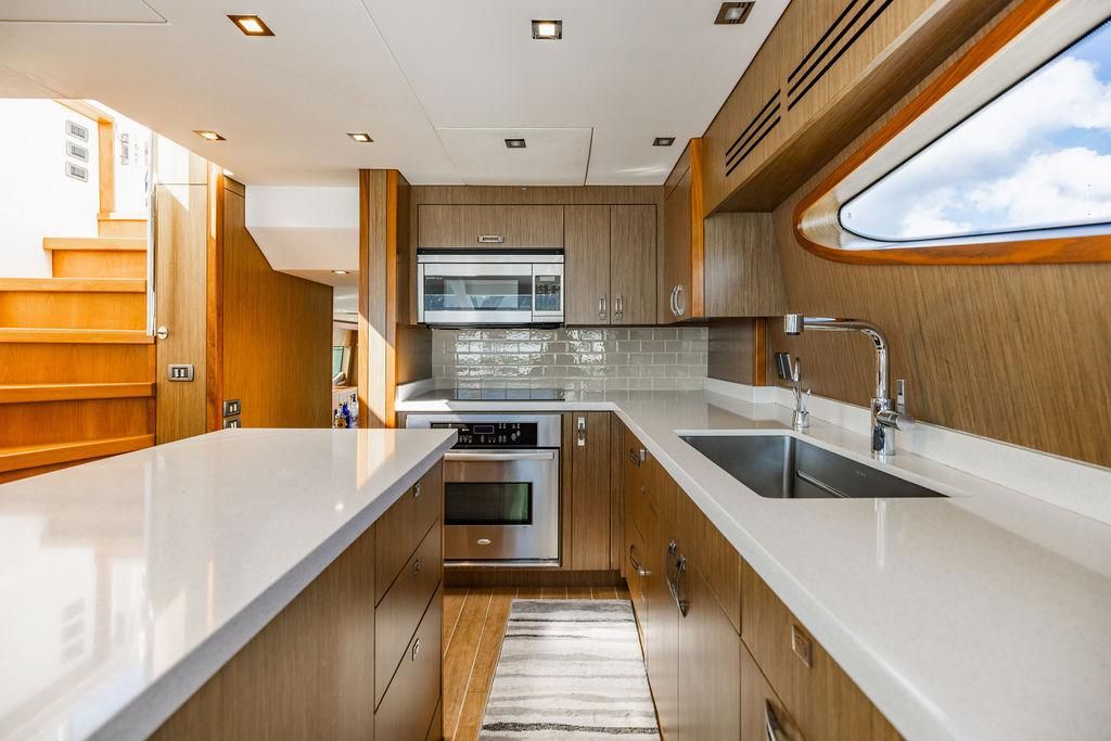 2013 Hatteras 80 