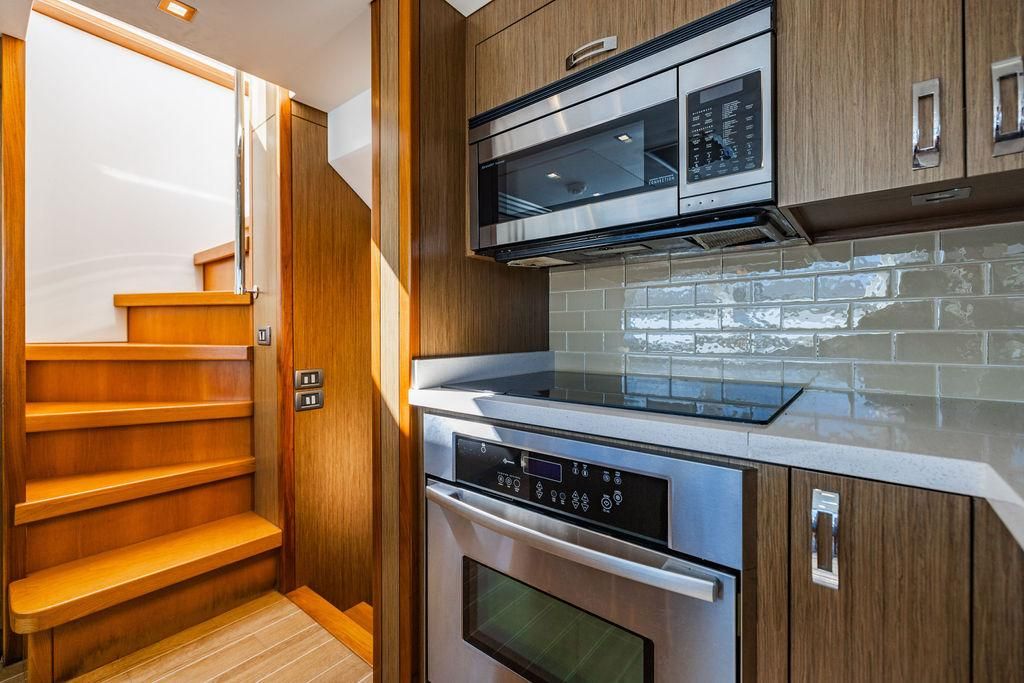2013 Hatteras 80 