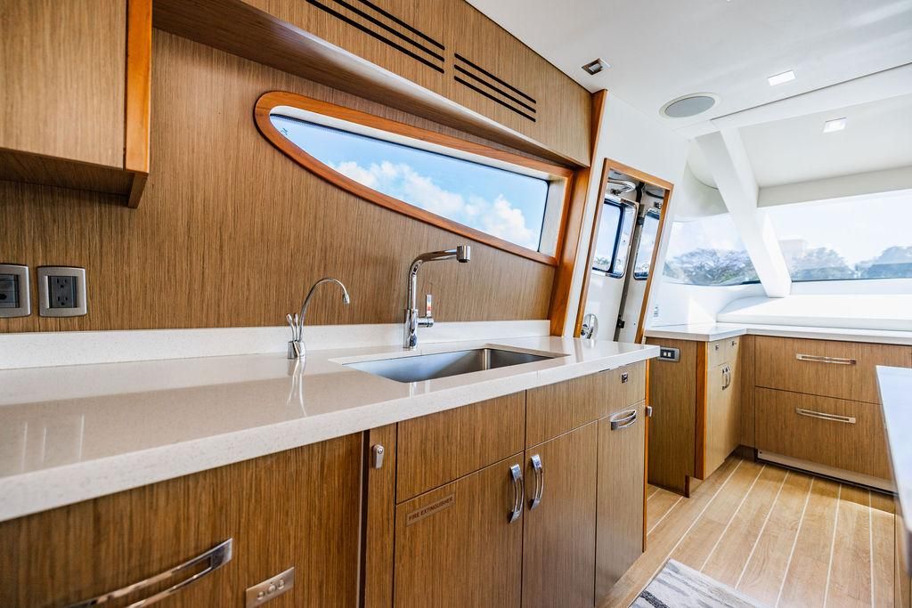 2013 Hatteras 80 