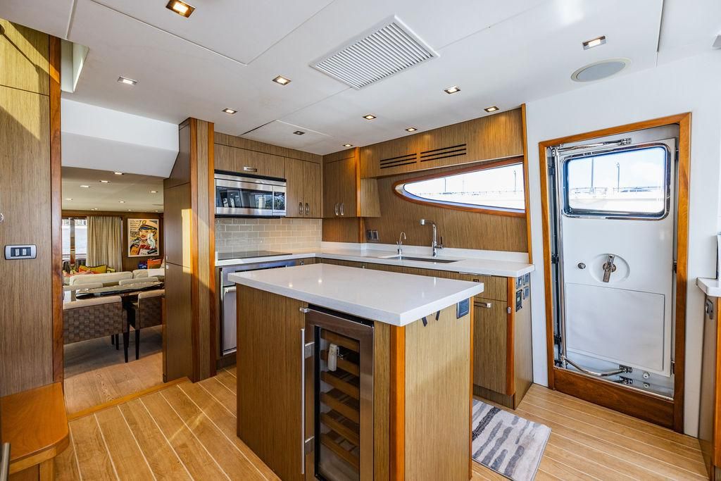 2013 Hatteras 80 