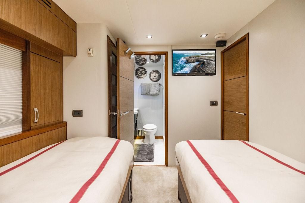 2013 Hatteras 80 