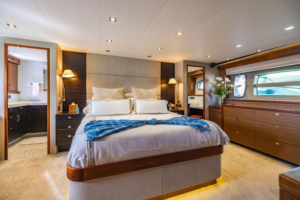 2013 Hatteras 80 