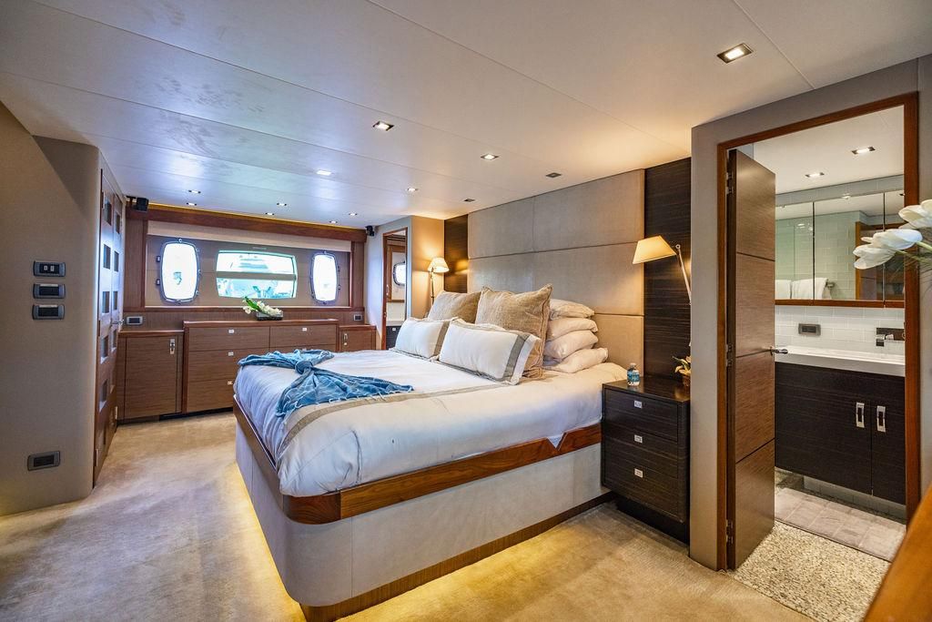 2013 Hatteras 80 
