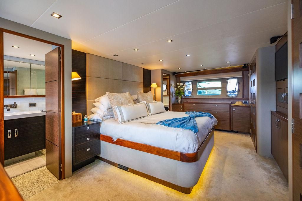 2013 Hatteras 80 
