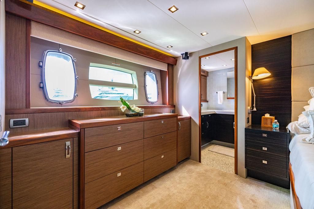 2013 Hatteras 80 