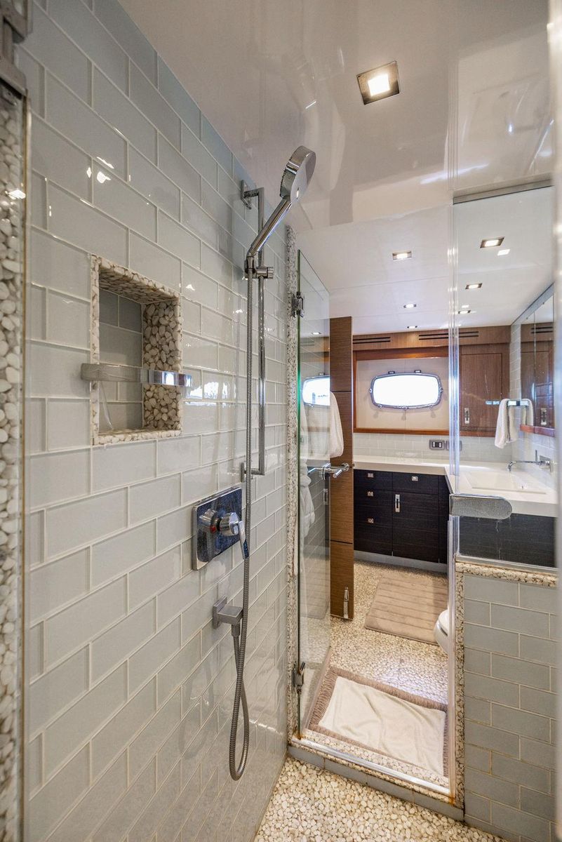 2013 Hatteras 80 