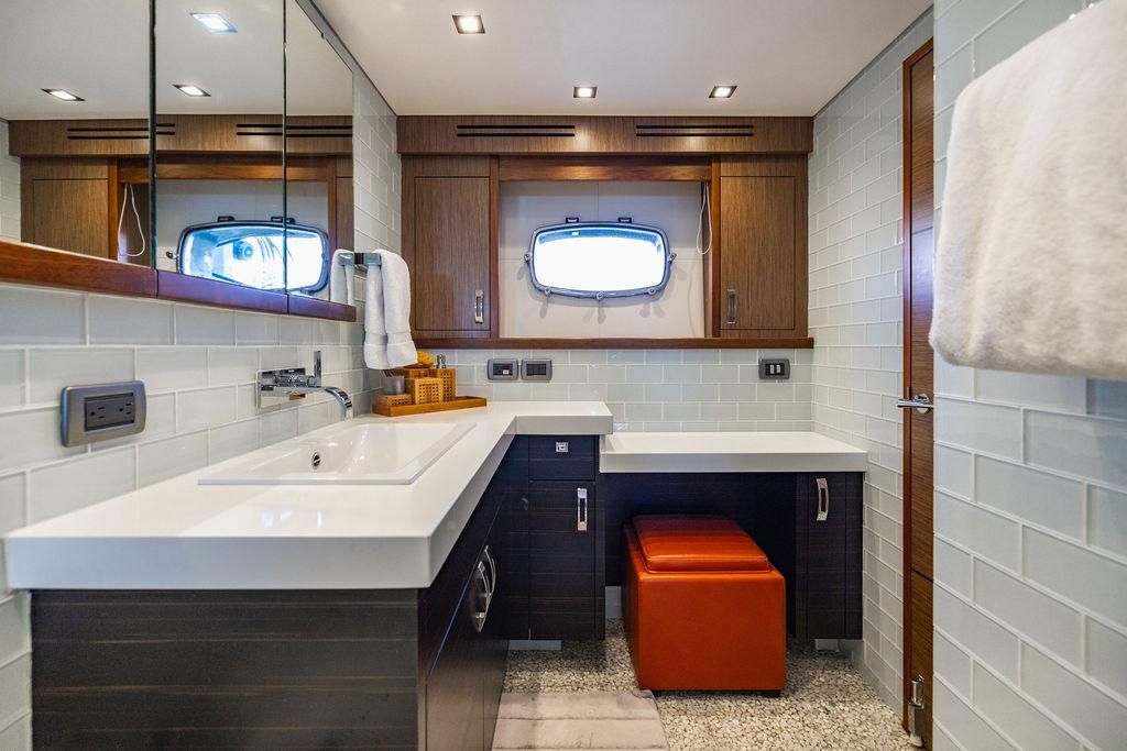 2013 Hatteras 80 