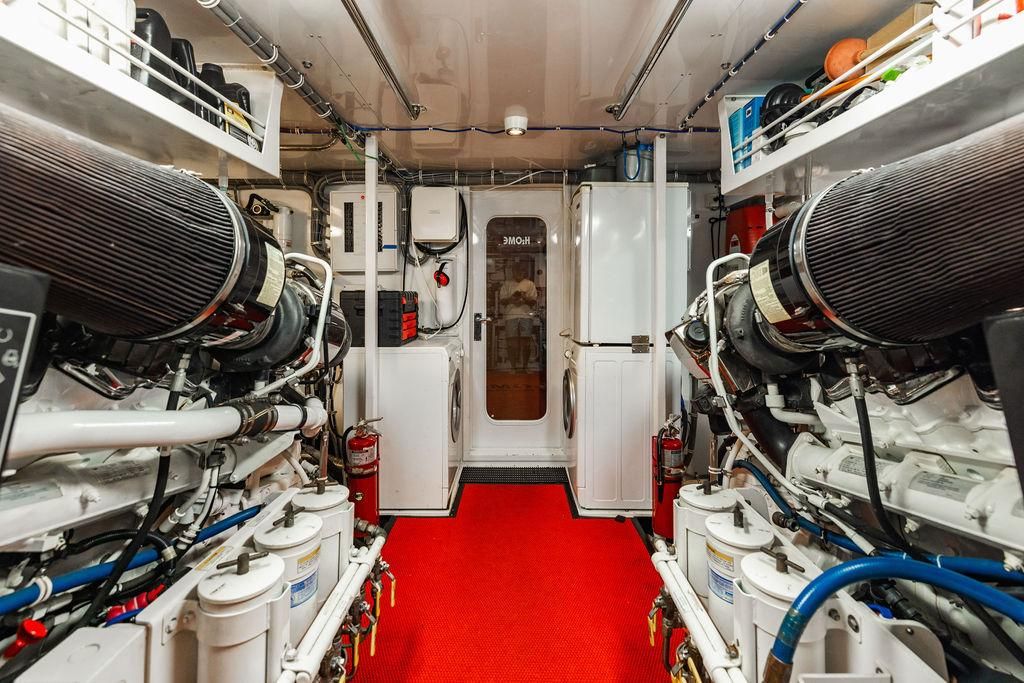 2013 Hatteras 80 