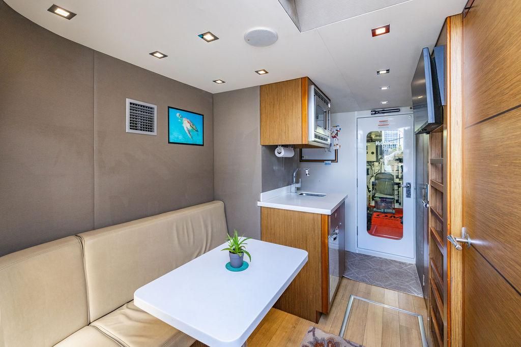 2013 Hatteras 80 