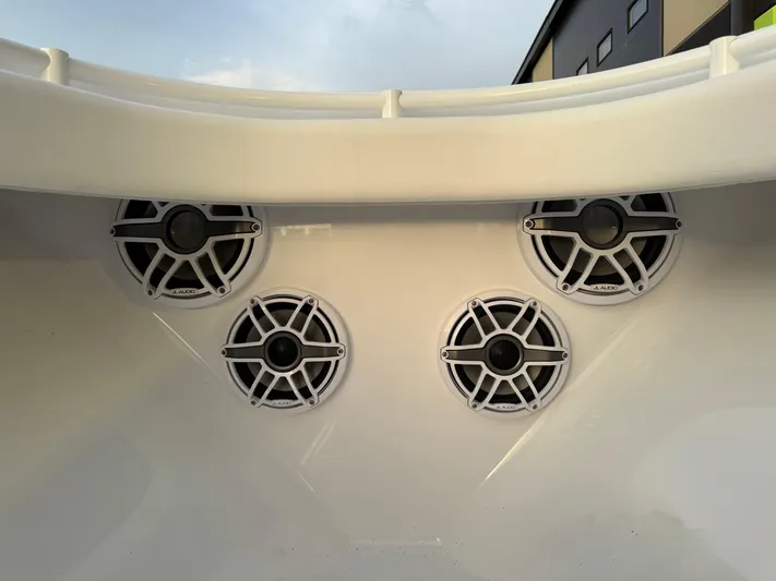  Yacht Photos Pics Speakers on a 2020 Onslow Bay 33 Tournament boat, showcasing marine audio system.