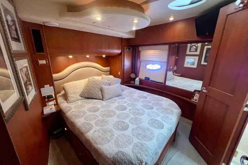  Yacht Photos Pics Master stateroom - midship