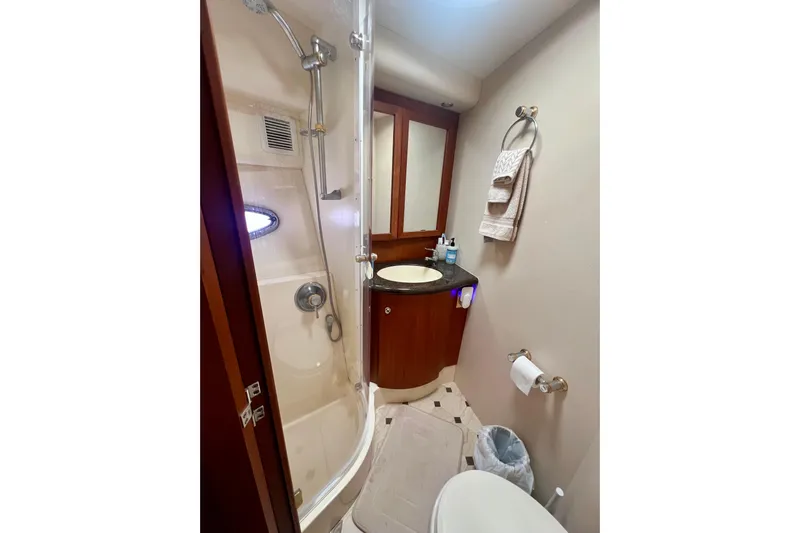  Yacht Photos Pics One of two heads