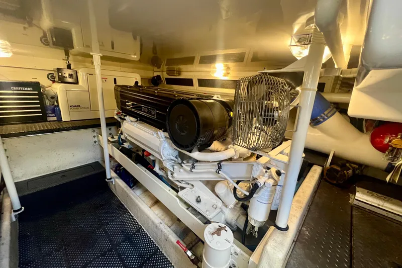  Yacht Photos Pics Engine room