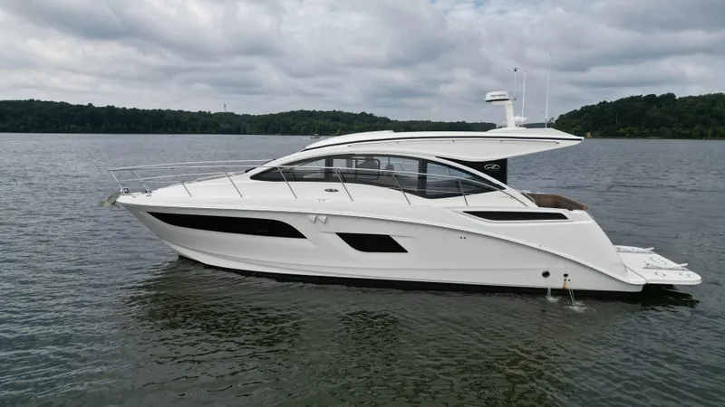 Finale Yacht Photos Pics 2017 Sea Ray Sundancer 400 yacht on a calm lake under cloudy skies.