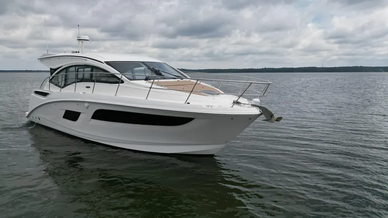 Finale Yacht Photos Pics 2017 Sea Ray Sundancer 400 yacht cruising on calm waters under cloudy skies.