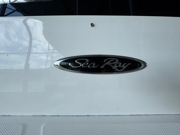 Finale Yacht Photos Pics Sea Ray Sundancer 400 emblem on a 2017 model yacht, close-up view.