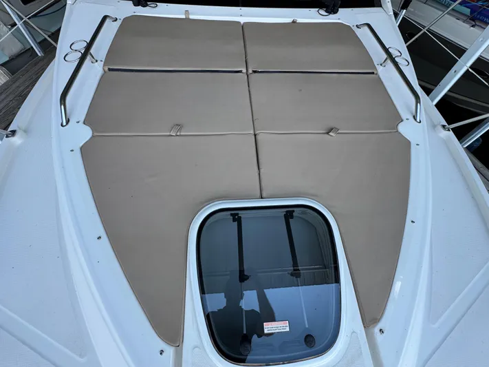 Finale Yacht Photos Pics 2017 Sea Ray Sundancer 400 deck with cushioned sunbathing area and hatch window.