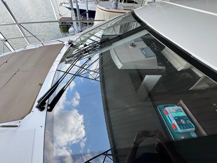 Finale Yacht Photos Pics 2017 Sea Ray Sundancer 400 yacht with reflective windshield and visible interior details.