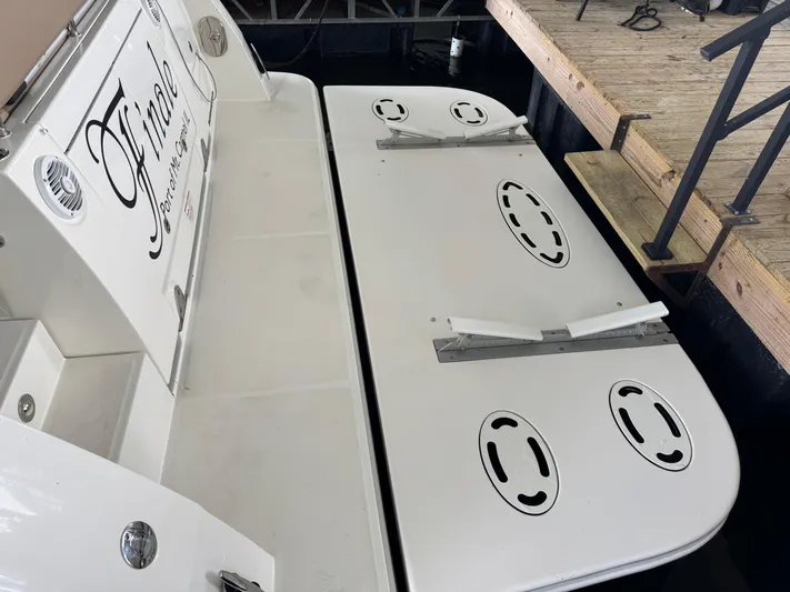 Finale Yacht Photos Pics 2017 Sea Ray Sundancer 400 swim platform at dock, featuring sleek design and mooring cleats.