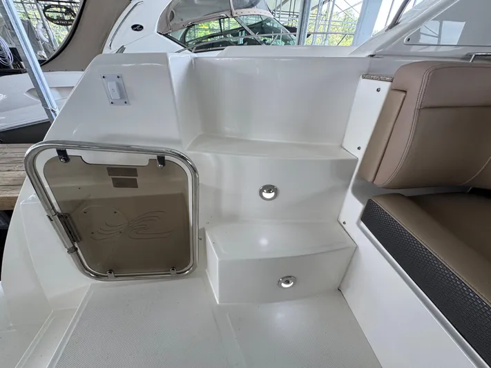 Finale Yacht Photos Pics 2017 Sea Ray Sundancer 400 interior steps with seating and hatch door.