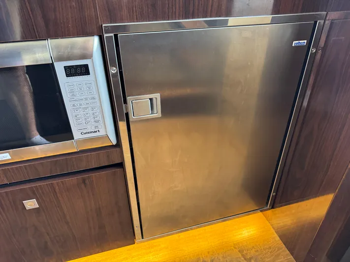 Finale Yacht Photos Pics 2017 Sea Ray Sundancer 400 kitchen with stainless steel fridge and Cuisinart microwave.