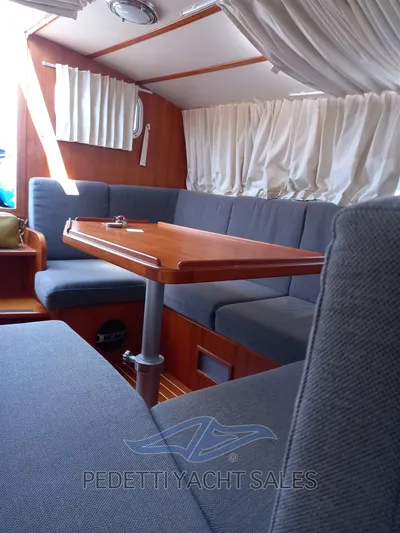  Yacht Photos Pics dinette-2