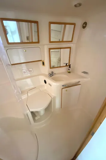 Fresh Water 450 Sundancer Yacht Photos Pics Bathroom interior of 1997 Sea Ray 450 Sundancer yacht, featuring sink and mirrors.