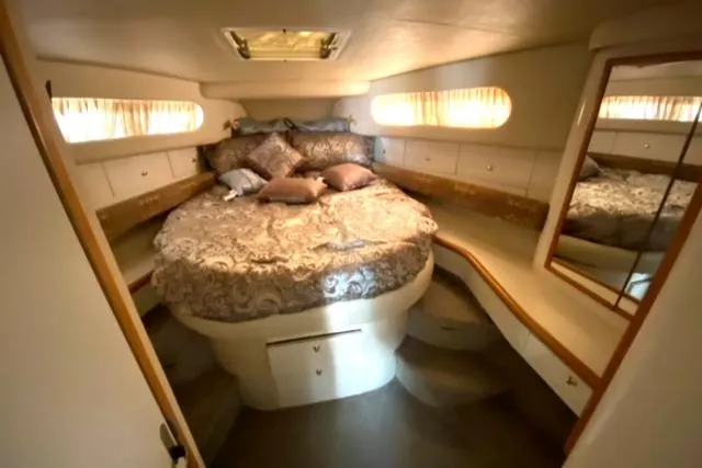Fresh Water 450 Sundancer Yacht Photos Pics Luxurious cabin interior of 1997 Sea Ray 450 Sundancer yacht with cozy bed.