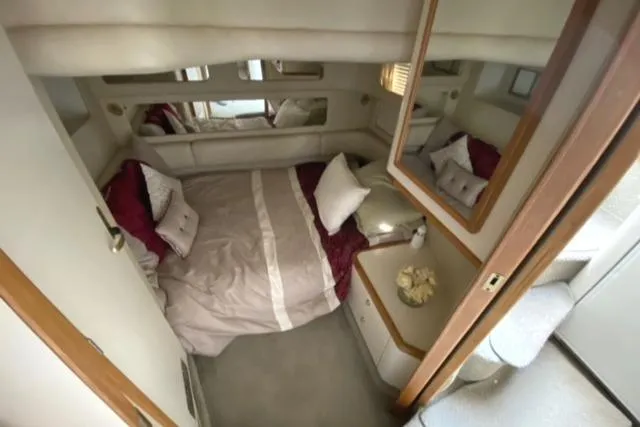Fresh Water 450 Sundancer Yacht Photos Pics Luxurious bedroom interior of 1997 Sea Ray 450 Sundancer yacht with elegant bedding.