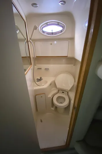 Fresh Water 450 Sundancer Yacht Photos Pics 1997 Sea Ray 450 Sundancer bathroom with shower, toilet, and sink.