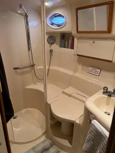 Fresh Water 450 Sundancer Yacht Photos Pics Bathroom interior of 1997 Sea Ray 450 Sundancer yacht, featuring shower and sink.