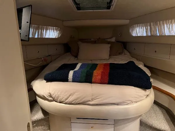 Fresh Water 450 Sundancer Yacht Photos Pics Interior cabin of 1997 Sea Ray 450 Sundancer with cozy bed and colorful blanket.