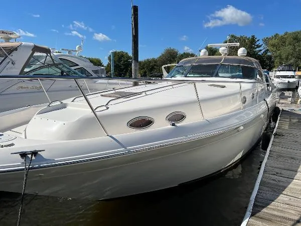 Fresh Water 450 Sundancer Yacht Photos Pics 1997 Sea Ray 450 Sundancer yacht docked under a clear blue sky.