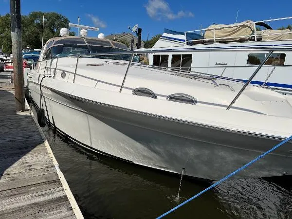Fresh Water 450 Sundancer Yacht Photos Pics 1997 Sea Ray 450 Sundancer docked at marina under clear blue sky.