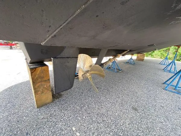 Fresh Water 450 Sundancer Yacht Photos Pics 1997 Sea Ray 450 Sundancer boat hull and propeller on stands.