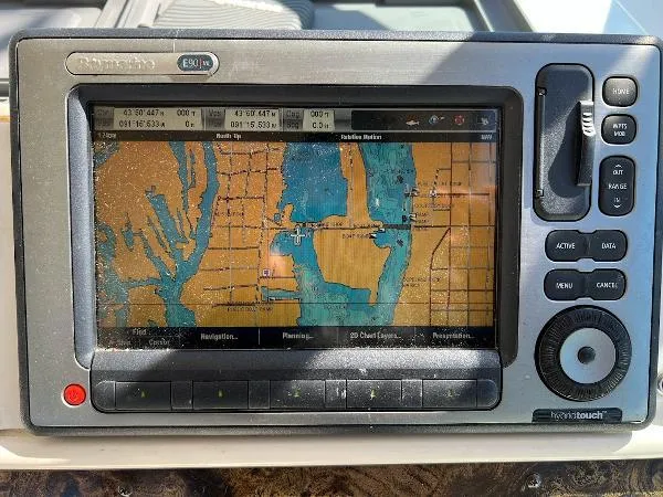 Fresh Water 450 Sundancer Yacht Photos Pics GPS navigation system on a 1997 Sea Ray 450 Sundancer boat displaying a nautical chart.