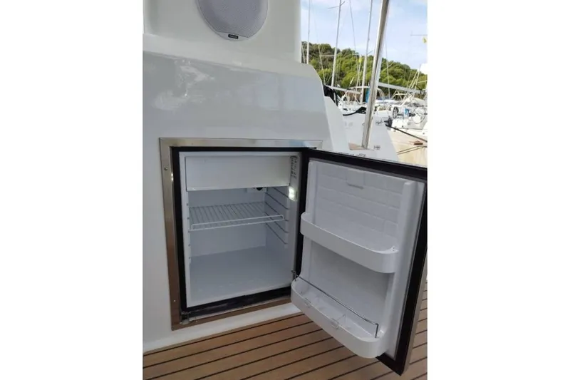 Cata Del Mar Yacht Photos Pics Cockpit Fridge View (1)