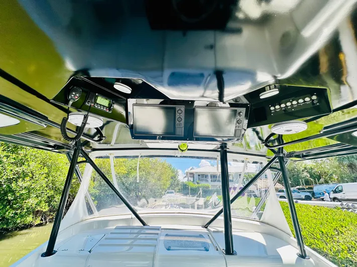  Yacht Photos Pics 2000 Luhrs Tournament 320 Open boat cockpit with navigation equipment.