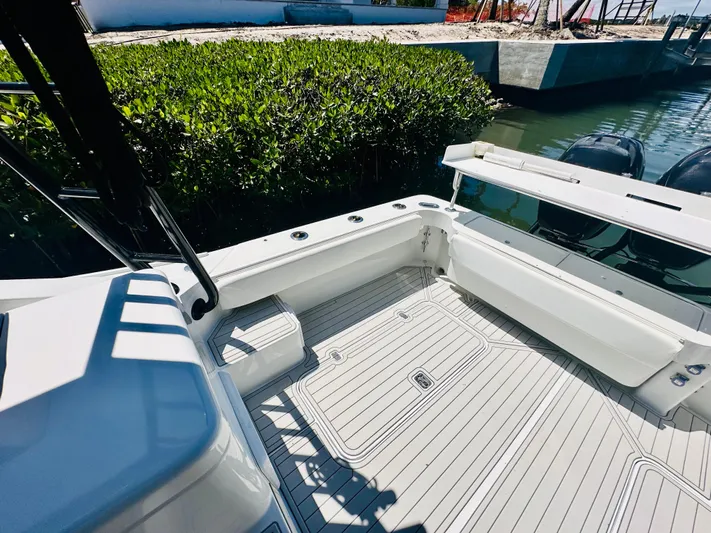  Yacht Photos Pics 2000 Luhrs Tournament 320 Open boat deck with seating and storage compartments.