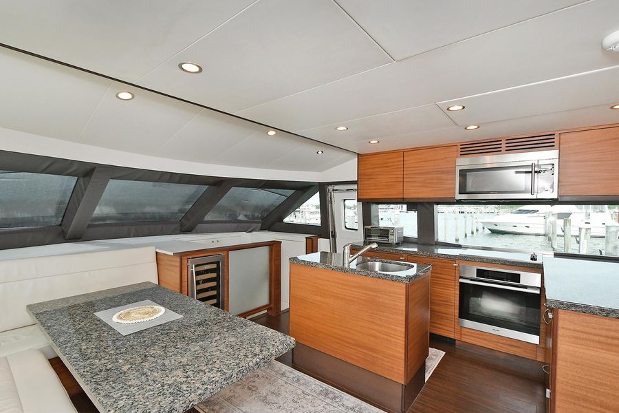 2010 Hatteras 60 Motor Yacht