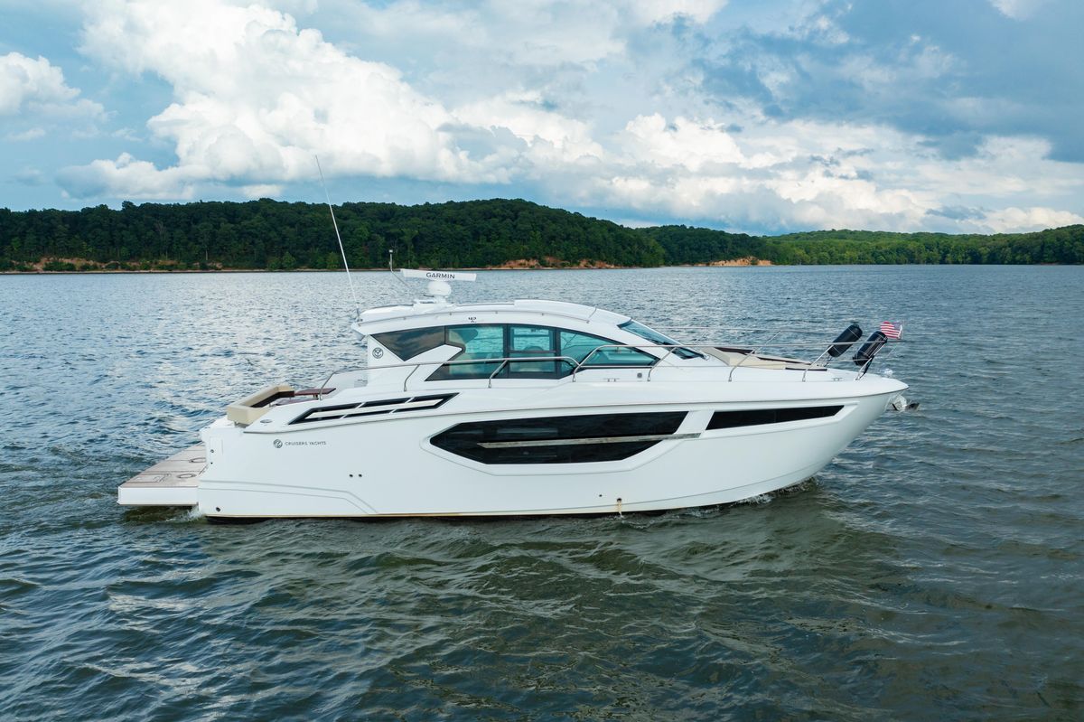 2019 Cruisers Yachts 42 