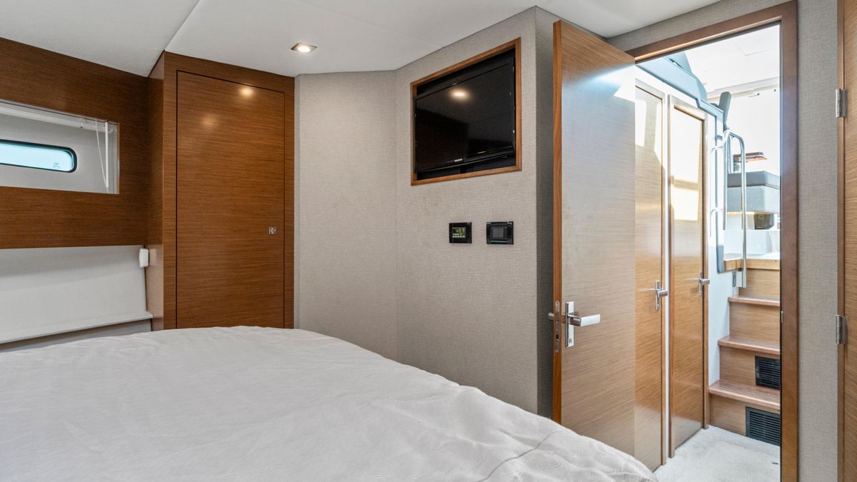2019 Cruisers Yachts 42 