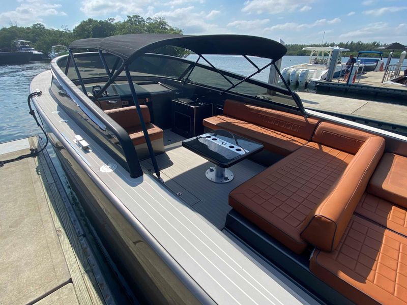 2015 VanDutch 40